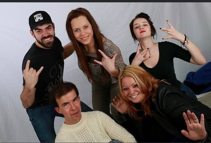 L’équipe du coach Louis Noël à La Voix de Beresford, au Carnaval du Siffleux de Beresford en 2015 — Jamie Thibeault, Karine Hachey, Brina Warne, Louis Noël et Cindy Roy