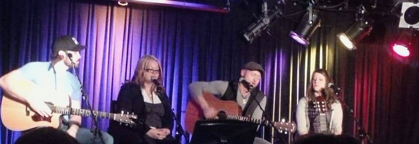 Le cercle d’auteurs-compositeurs-interprètes en spectacle à La Bibitte du CCNB, à Bathurst — Cindy Roy au micro, entourée de Louis Noël, Stéphane Hébert et Madiane Michaud