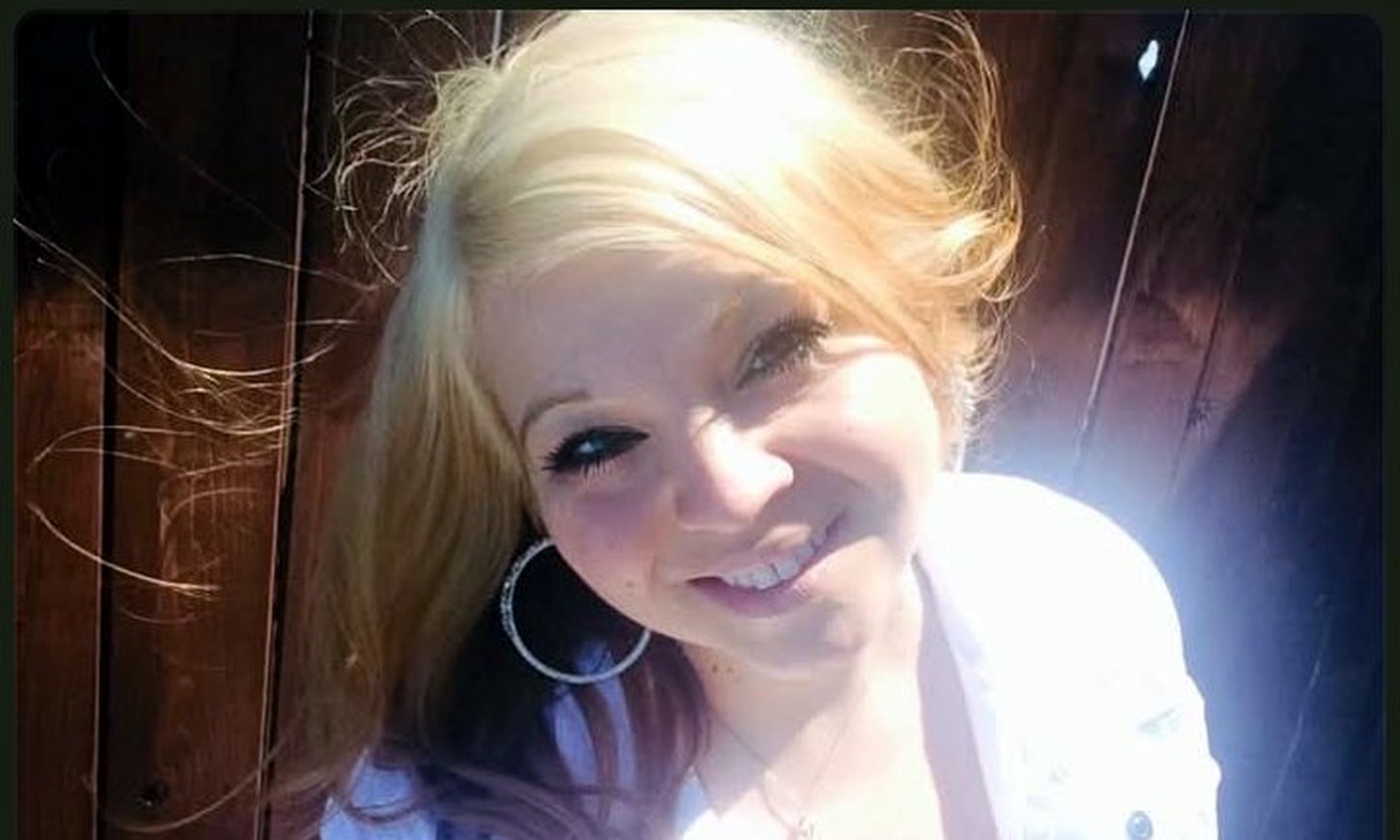 Cindy Roy en coulisses en 2015 — sourire franc, cheveux blonds dans la lumière du soleil