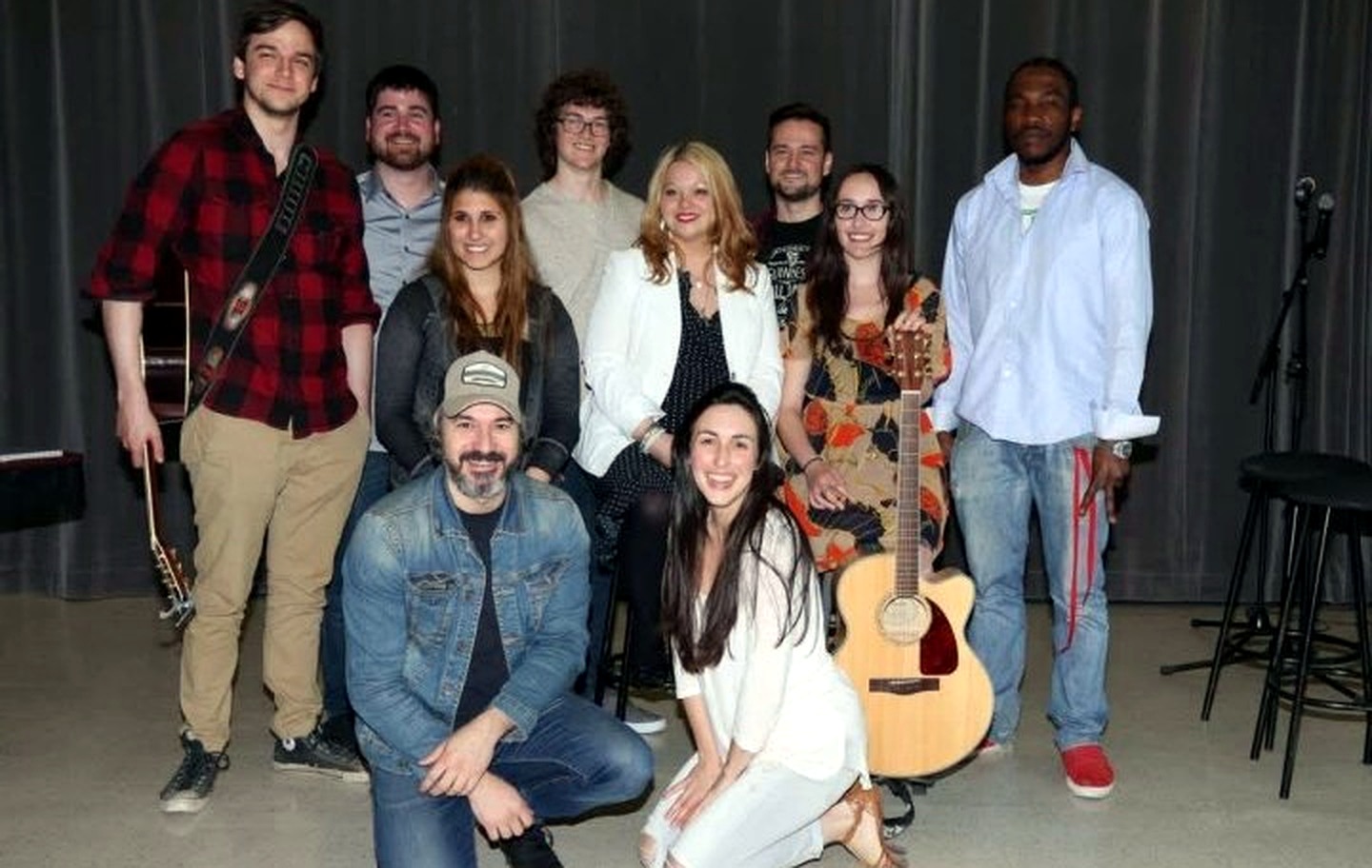 Les finalistes du Gala de la chanson de Caraquet 2015 réunis sur scène — Cindy Roy au centre, en veston blanc, une guitare acoustique posée devant le groupe