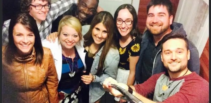 Selfie de groupe de la première rencontre des finalistes du 47e Gala de la chanson de Caraquet, en mai 2015 — Cindy Roy en veston blanc, au centre