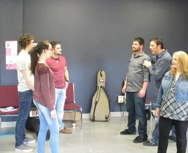 Les finalistes du 47e Gala de la chanson de Caraquet en atelier et en répétition, en mai 2015 — Cindy Roy à droite, en veste de jeans et chemise à carreaux