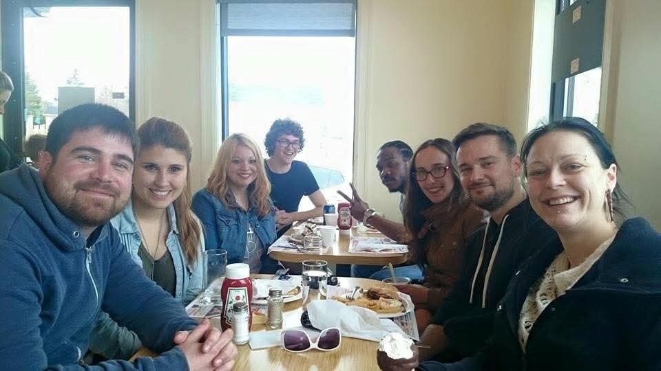 Souper au resto avec la gang du 47e Gala de la chanson de Caraquet — les finalistes, dont Cindy Roy, souriants autour de la table, en mai 2015