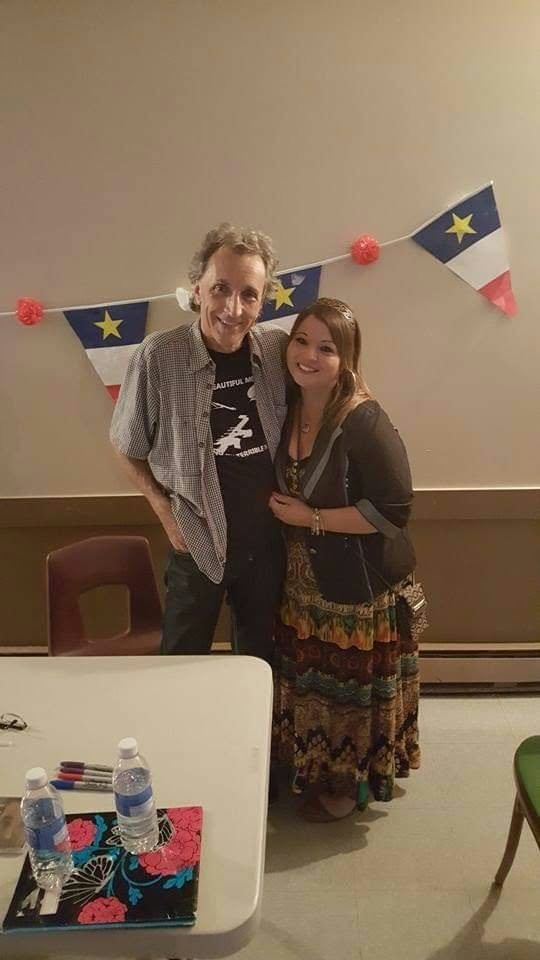 Cindy Roy avec Michel Thériault, devant les fanions acadiens — Beresford, 15 août 2016